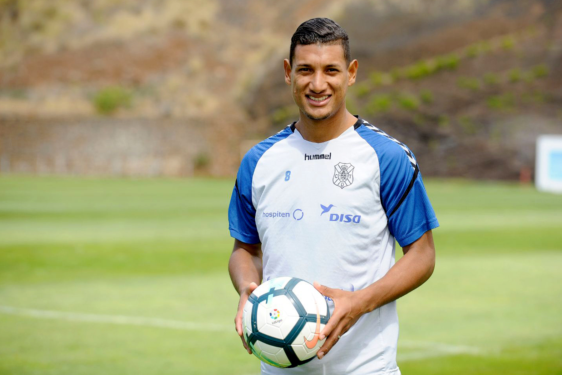Bryan Acosta firma hasta 2023 con el Tenerife 