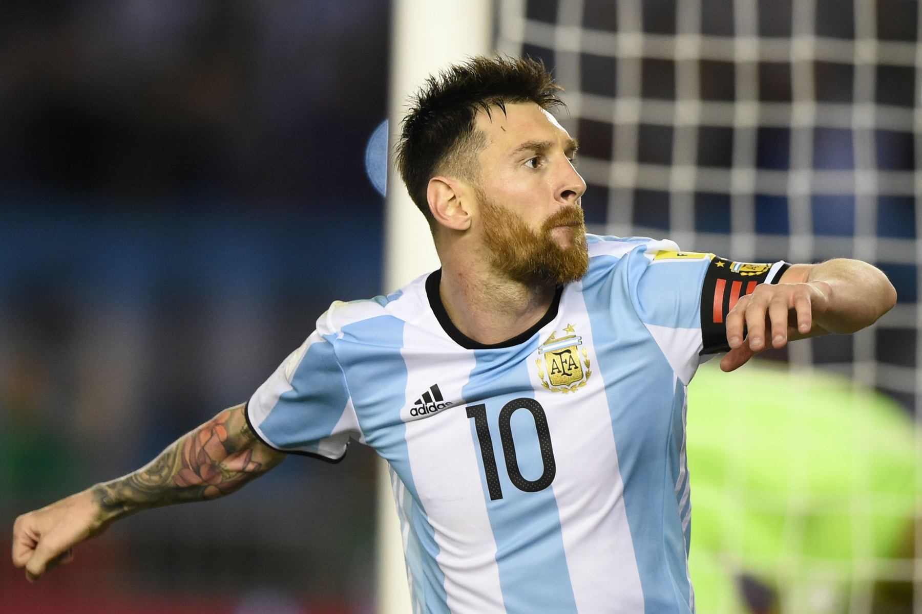 Maradona aconseja a Messi dejar la Selección Argentina